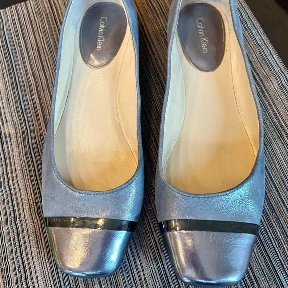 NEW Calvin Klein Shimmery Silver Ballet Flats with a Metallic Cap Toe Size 10 - Picture 2 of 5